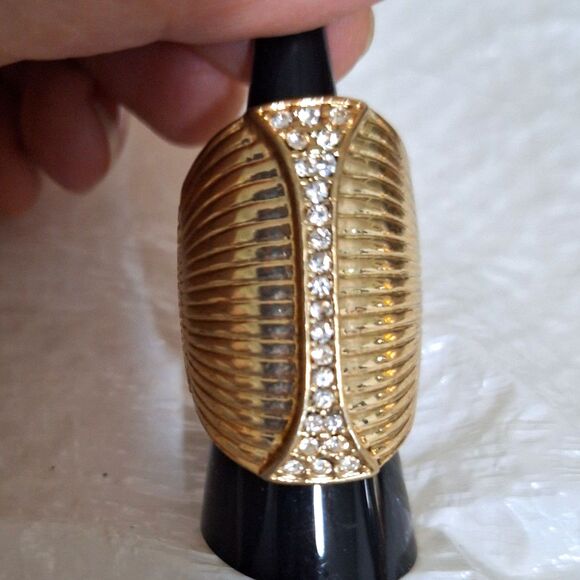 A Ribbed Gold Tone Stretch Ring Rhinestone Inlay Costume Elegant Cocktail Party - Picture 2 of 9